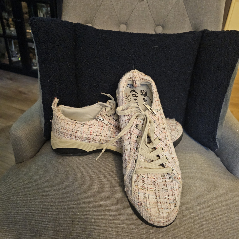 Therafit Women's Cream Sneakers